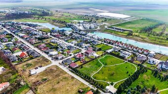 Luxusný stavebný pozemok s vlastným vstupom do jazera –... - 13
