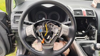 Rozpredam toyota auris - 13