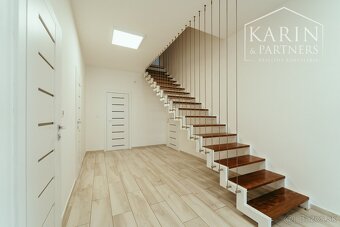 Moderný a priestranný 5 izbový dom s veľkým pozemkom - 13