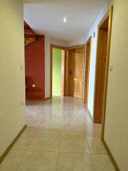 NA PREDAJ PRIESTRANNÝ RODINNÝ DOM - CHRENOVEC - 13
