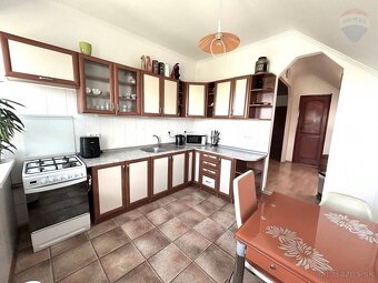 Na predaj: Priestranný rodinný dom s dvoma bytovými jednotka - 13