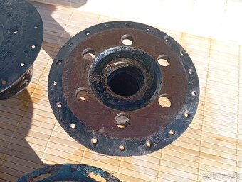 Predám stredy kolies na čz 125/150 c - 13