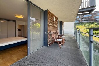 | Dizajnový 3 izbový byt s 2 terasami a garážou na Kolibe - 13