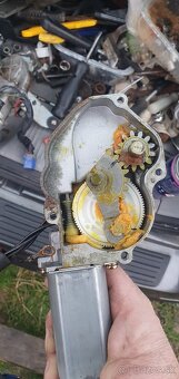 Rozpredam par veci na hyundai Santa Fe 2001-2006 - 13