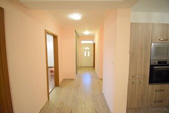 PRIESTRANNÝ BUNGALOV S GARÁŽOU NA PEKNOM ROŽNOM POZEMKU - 13