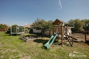 Tradičný rodinný dom s veľkým pozemkom a ovocnou záhradou - 13