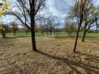 Bystré – slnečný, rovinatý pozemok s hosp. budovou, 872 m2 - 13