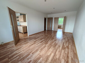 Na prenájom 4-izbový nezariadený byt po celkovej rekonštrukc - 13