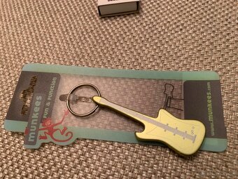Predám PRE GITARISTOV milý darček-otvárak a prívesok GITARA - 13
