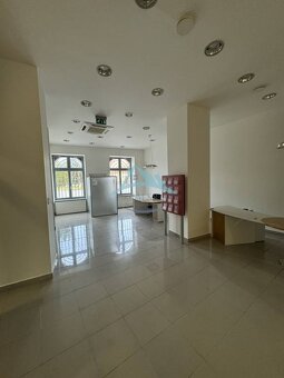 Ponúkame na predaj alebo prenájom administratívnu budovu Šah - 13