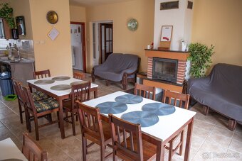 Penzión s tenisovým kurtom, squashovou halou a saunou - 13