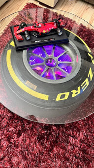 Predám originálny stolík F1 pneu Pirelli-Ferrari Ch.Leclerc - 13