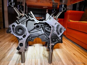 Stôl z motora Mercedes-Benz V6 - 13