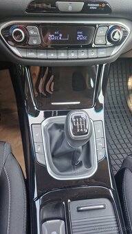 Hyundai i30HB 1,0 TGDi 6MT FAMILY - 13