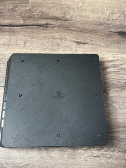 Playstation 4.    872GB - 13