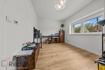 Moderný rodinný dom s veľkým pozemkom, terasou a zariadením - 13