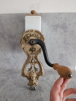 Velmi starý krásný zdobený mlýnek na strouhanku JUGENDSTIL - 13