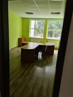 Kancelársky a skladový areál na okraji mesta. - 13