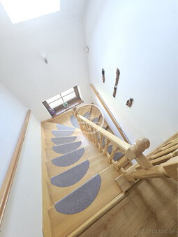 Na predaj nádherný 6-izbový rodinný dom s veľkým pozemkom - 13