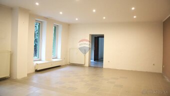 Na predaj jedinečná budova v meste Lučenec - 13