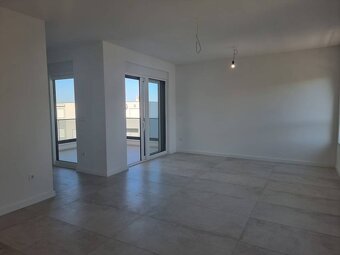 CHORVÁTSKO - Moderné apartmány neďaleko peknej pláže - VODIC - 13