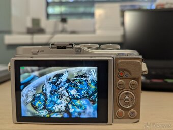 Olympus PEN E-PL9 + externý blesk, spúšť, 2 batérie - 13