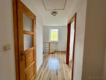 Moderný rodinný dom v tichej ulici s nádherným pozemkom - 13