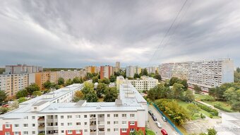 Zrekonaštruovaný 3IB v blízkosti električky - 13