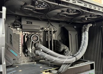 Ryzen 9 9950X3D\96GB\RTX 4070Ti\SSD\1000W Zdroj - 13