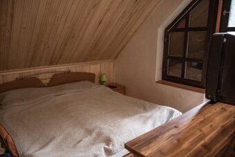Murovaná chata s terasou a vyhľadom na svah - 13