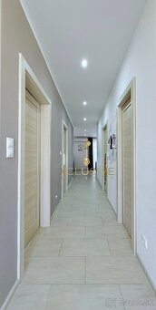 NA PREDAJ 4i SAMOSTATNE STOJACI RODINNÝ DOM - 13
