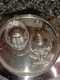 Predáme  poháre  a tácku. - 13