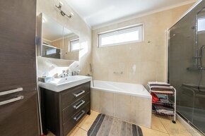 Rodinný dom s veľkým pozemkom v obci Malé Dvorníky - 13