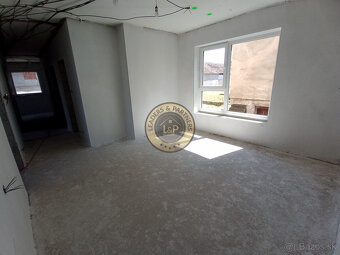 Rezervované Na predaj 5-izbový  rodinný dom v obci Košolná - 13