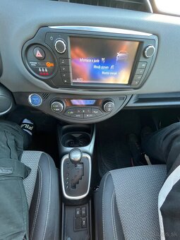 Toyota Yaris 1.5 Hybrid e-CVT - 13