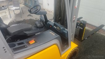 VZV Jungheinrich EFG 215 r.v2016 + NABIJACKA 90A - 13