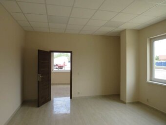 Skladové priestory v oplotenom areáli s vrátnikom - 13