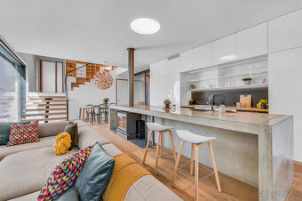 Moderný dom ukrytý za nenápadným vizuálom z ulice - 13