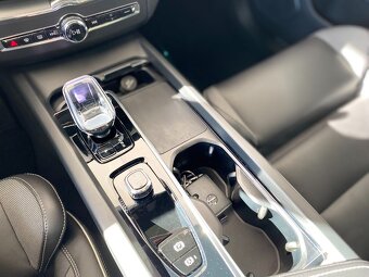 Volvo XC60 B4 145kW AWD Geartronic Plus Dark - 13