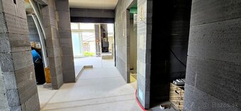 Predaj  novostavby, dvojgaráž, krb, zimná záhrada. Štitáre - 13