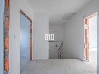 Skolaudované 5-Izbový rodinný dom s modernými technológiami  - 13