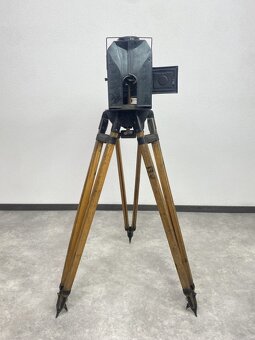 1,Veľký starožitný mechový fotoaparát a Starožitný projektor - 13