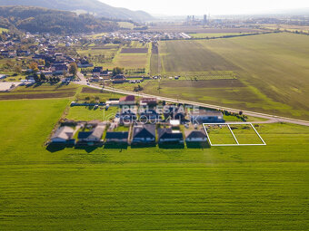 KVALITNÉ BÝVANIE -  4IZ BUNGALOVY NA SLNEČNÝCH POZEMKOCH - 1 - 13