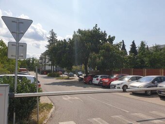Nový priestranný 3iz. byt s klimatizáciou, balkónom a parkov - 13