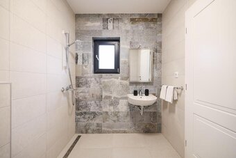 Chorvátsko, luxusná vila 120 metrov od mora. - 13