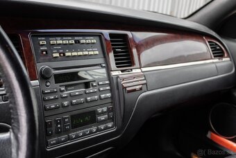 LINCOLN TOWN CAR LIMOUSINE - 13