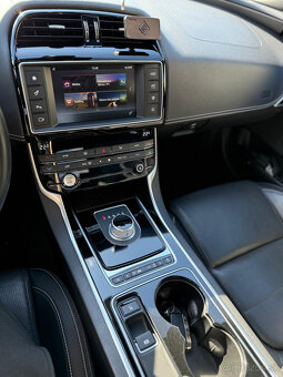 Jaguar XE benzin 2.0 177kw R-Sport AT - 13