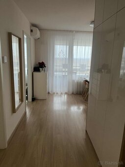 Moderný 2-izbový kompletne zariadený byt s loggiou a parkova - 13