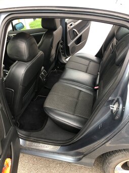 Peugeot 407 – 2.2i 120 kW, rok 2006, TMAVÁ SIVÁ METALÍZA - 13