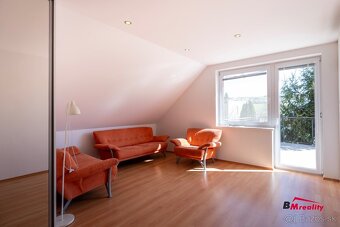 Priestranný rodinný dom s dvoj garážou, bazénom a krásnou zá - 13